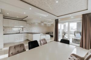 Aurelia Pool Apartments