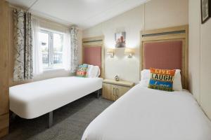 Primrose Lodge with Hot Tub