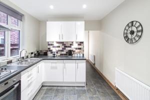 LuxeVille I Serene 3BR Apartment with Private Courtyard I LongTerm RatesI ParkingI WiFi