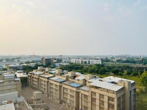 High floor bed with ventilated room