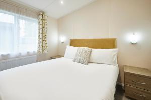 Woodpecker Lodge with Hot Tub