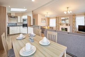 Woodpecker Lodge with Hot Tub