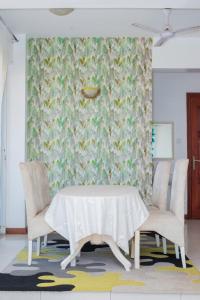 Ocean-Front Home Stay Apartment - 1st Avenue Nyali