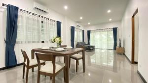 Cozy Houses "White Sally"