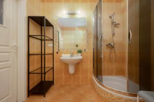 Family Apartment with Balcony and Remote Work in Warsaw by Noclegi Renters