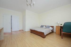 Family Apartment with Balcony and Remote Work in Warsaw by Noclegi Renters