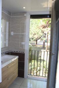 Appartement T2 avec terrasse et parking à 400 m du Port - 4RS207