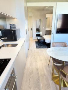 616 One Rosebank with On-Site Rooftop Restaurant