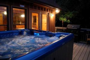 Luxury Mountin Cbin Rentl with Hot Tub in Helen, Georgi