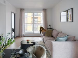 Kotzebue Stay - Sleek & Moody, Dark Green & Black