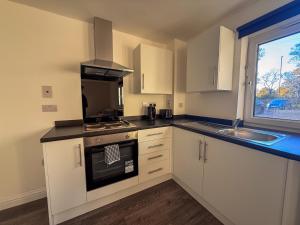3 Bed Sleeps 6 Free Parking Ground Floor Apartment