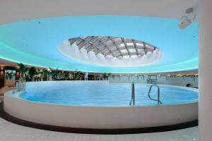 Stylish Apartment with City Views and Parking in the Prestigious Hanza Tower with Swimming Pool by Noclegi Renters