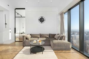 Stylish Apartment with City Views and Parking in the Prestigious Hanza Tower with Swimming Pool by Noclegi Renters
