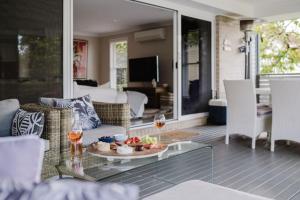 Molly Wallee Large Entertaining Home Walk to Beach