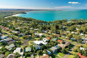 Molly Wallee Large Entertaining Home Walk to Beach