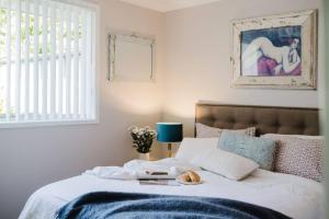 Molly Wallee Large Entertaining Home Walk to Beach