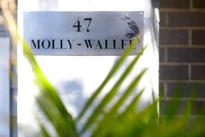 Molly Wallee Large Entertaining Home Walk to Beach