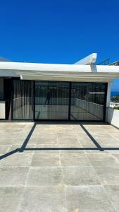 Centrally located studio with Mountain & Sea views