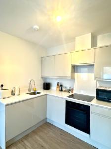 Brand-new flat, King Bed, Sofa Bed with full kitchen, Wi-Fi, self check-in Central location near everything