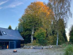 Architect-Designed Retreat In Private Woods