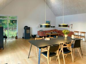 Architect-Designed Retreat In Private Woods