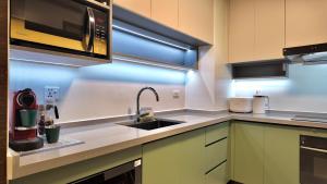 Private Apartment walk to Greenbelt, Legazpi Village