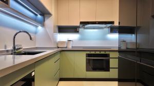 Private Apartment walk to Greenbelt, Legazpi Village