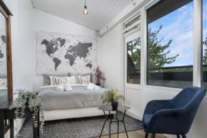 Penthouse apt on the shopping street-Free parking