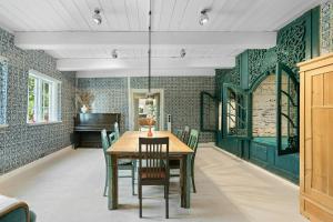 Historic Farmhouse With Moat On Eiderstedt