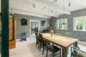 Historic Farmhouse With Moat On Eiderstedt