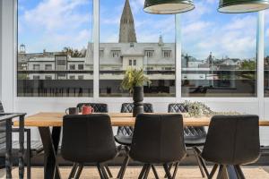 Penthouse apt on the shopping street-Free parking