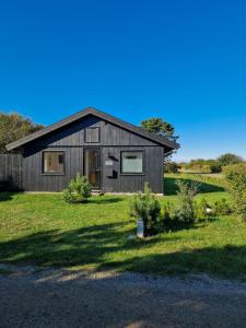 Nyrenoveret Sommerhus Med Havudsigt Ved Stranden