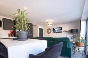 Luxury 4BR City Centre House - Free Parking