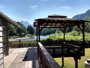Beautiful Cabin Rental with Private Hot Tub on the Skykomish River in Washington