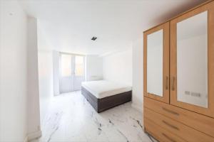 Modern London Apartment Minutes from the O2