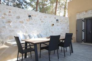 Villa Pefka, By Hellocrete