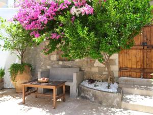 Casa Sofia Apt#1, By Hellocrete