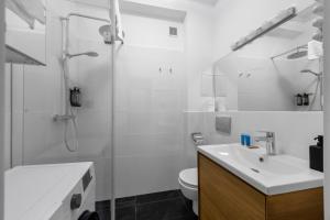 Bachmacka Modern Chic Apartment by BookingHost