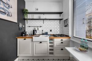 Bachmacka Modern Chic Apartment by BookingHost