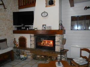 MARAIS POITEVIN bord rivière pêche ,barque, vélos, wifi, linge, cheminée, cuisine, terrain de boules