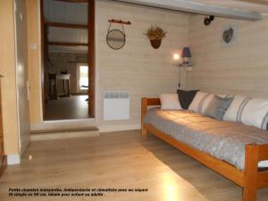 MARAIS POITEVIN bord rivière pêche ,barque, vélos, wifi, linge, cheminée, cuisine, terrain de boules