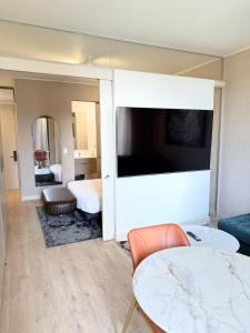 226 One Rosebank with On-Site Rooftop Restaurant