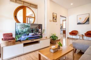 Relaxing Poolside Stay - 3BR Cozy House