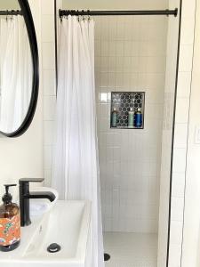 Efficiency-Style Cabin with Spa Lovely for a Couples Escape in Hunt, Texas