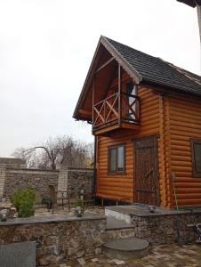 Деревяний будиночок з можливістю оренди бані