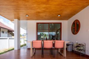 Relaxing Poolside Stay - 3BR Cozy House