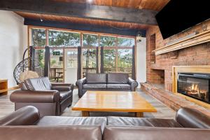 12 Beds Sleep 16 Chalet with HotTub, 2min to Blue