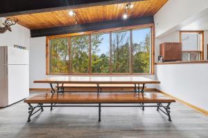 12 Beds Sleep 16 Chalet with HotTub, 2min to Blue