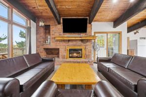 12 Beds Sleep 16 Chalet with HotTub, 2min to Blue