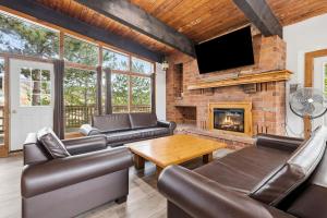 12 Beds Sleep 16 Chalet with HotTub, 2min to Blue